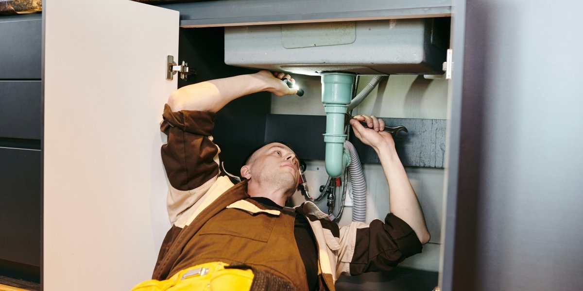 Don't Panic: 4 Tips for Finding a Reputable Emergency Plumber
